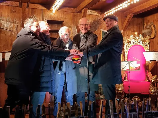 Mit einem roten Buzzer wird die Weihnachtsbeleuchtung 2025 eingeschaltet. | Foto: Charlotte Basaric-Steinhübl