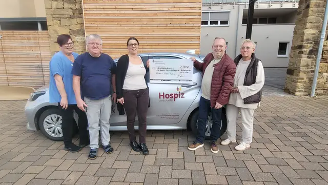 Von links: Stefanie Lanzer, Hermann Radenheimer, Sandra Scholz (Ambulantes Hospiz), Jochen und Klaudia Feikert (Fundus). | Foto: Sozialstation/gratis