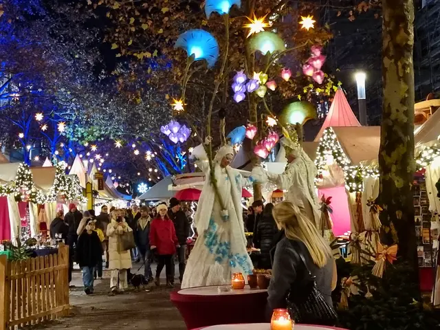 Wunderschön geschmückte Hütten laden auf den Kapuzinerplanken zum Bummeln ein - hier mit tanzenden Stelzenläufern. | Foto: Charlotte Basaric-Steinhübl