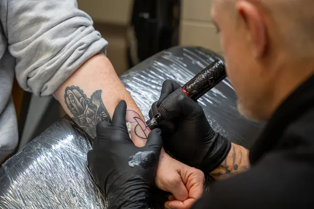 Das Tattoo ersetzt nicht den offiziellen Organspendeausweis. Es ist ein zusätzliches Symbol für die persönliche Auseinandersetzung mit dem Thema. | Foto: Diakonissen-Stiftungs-Krankenhaus Speyer/Alexander Martin