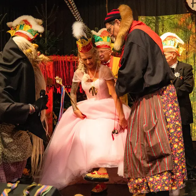 NadineII. bekommtein Paar rotgoldene Strohschuhe – festes Element des Hexen-Häs.  | Foto: Wolfgang Neuberth