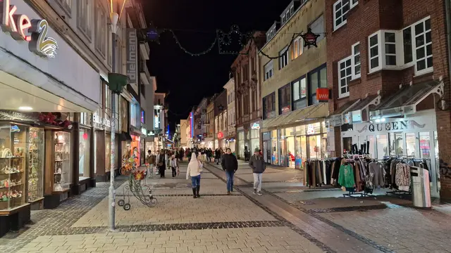 In einem Bekleidungsgeschäft in der Fackelstraße wurden zwei Personen von einem Ladendetektiv dabei beobachtet, wie sie mehrere Kleidungsstücke unbemerkt in einem Kinderwagen verstauten | Foto: Ralf Vester