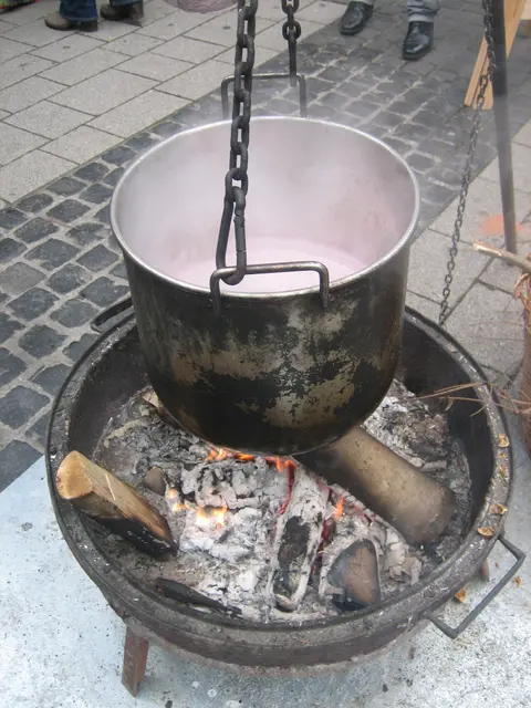 Der Glühwein durfte letztmalig noch über offenem Feuer gekocht werden. | Foto: Peter Krietemeyer