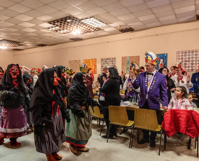Die Hexenzunft betreten den Saal | Foto: Wolfgang Neuberth