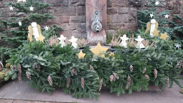 Schön geschmückter Weihnachtsbrunnen  | Foto: Kiefer