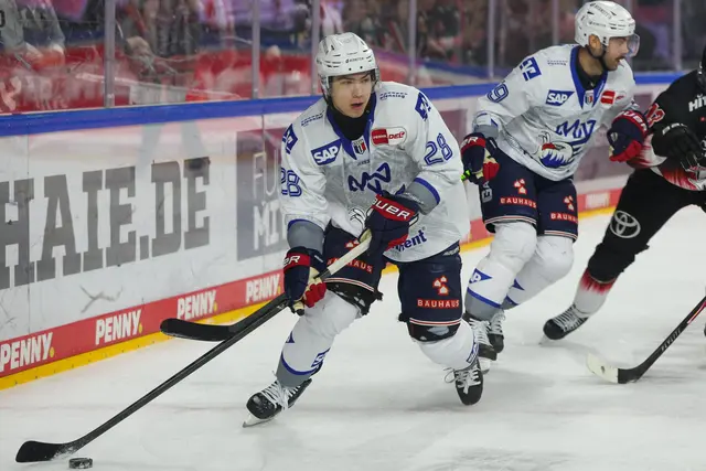 Alexander Ehl (Nr. 28) erzielte in Köln das 2:2 für die Adler.
 | Foto: Schneider/PIX-Sportfotos