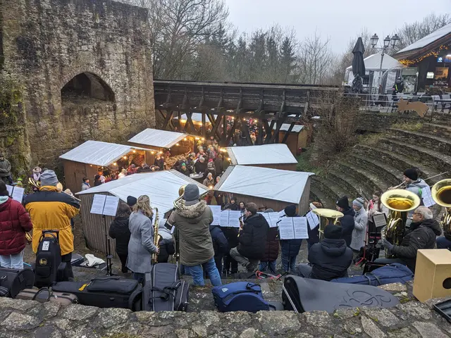 In Falkenstein lädt die Ortsgemeinde zum Weihnachtsmarkt an der Burgruine ein mit musikalischer Begleitung durch die Gesangsvereinskapelle Rockenhausen | Foto: VG Winnweiler