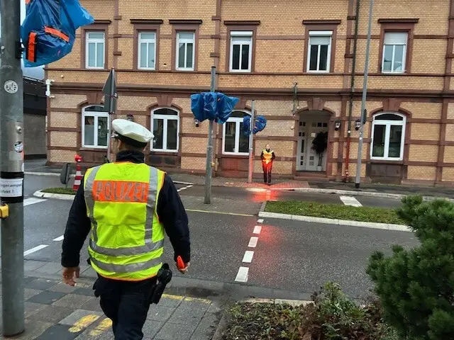 Sicher über die große Bundesstraße - mit Hilfe der Polizei | Foto: Polizei