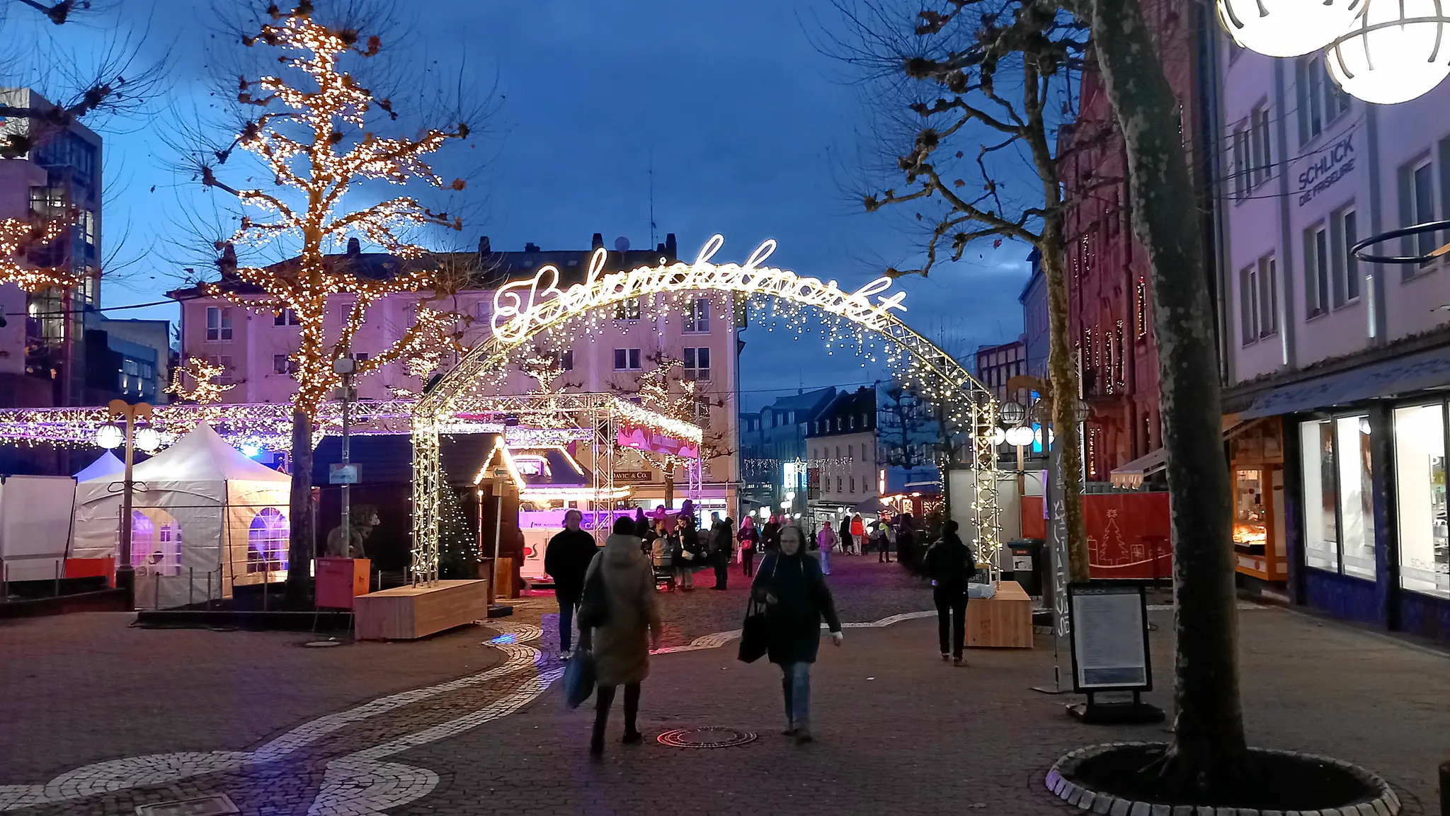 Gl-hweinduft-und-Lichterzauber-Stimmungsvolle-Impressionen-vom-Pirmasenser-Belznickelmarkt-Bildergalerie-