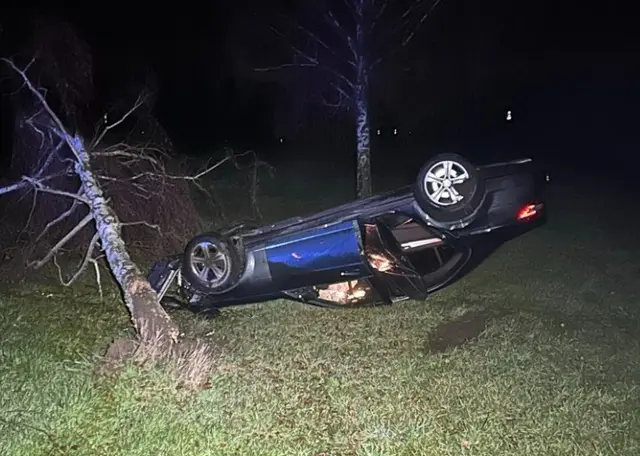Mercedes überschlägt sich nach Baumkollision auf der B39 | Foto: Polizei Neustadt