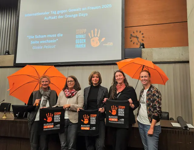 Bei der Eröfffnung der Orange Days 2025: Oberbürgermeisterin Beate Kimmel (von links), Christina Franck, Hannah Luzia Pütz, Hannah Schumacher und Gleichstellungsbeauftragte Katharina | Foto: Stadt Kaiserslautern/gratis