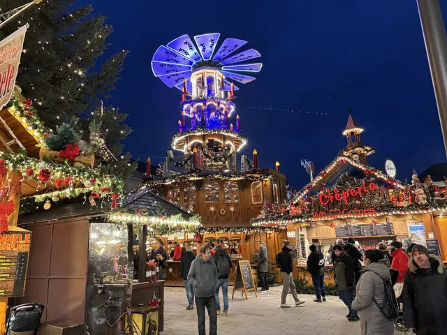 Glühweinduft liegt in der Luft, auch an der Glühweinpyramide. | Foto: Thorsten Kornmann