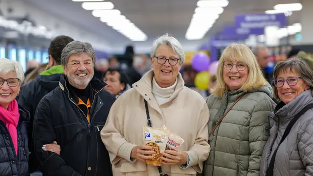 Die ersten Besucher zeigten sich begeistert vom neuen Angebot und nutzten die Gelegenheit, direkt einzukaufen. | Foto: Erik Stegner