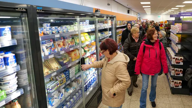 Schon kurz nach der Eröffnung wurde das Angebot rege genutzt – viele Besucher kauften direkt im neuen Tante-Enso-Markt ein. | Foto: Erik Stegner