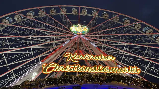 Das Riesenrad ist eine der Attraktionen auf dem Karlsruher Christkindlesmarkt, wie der Weihnachtsmarkt in der Fächerstadt heißt. | Foto: Thorsten Kornmann