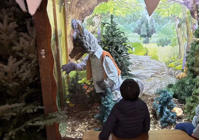 In Holzhäuschen spielen im Kinderland St. Stephan verschiedene Märchen. | Foto: Thorsten Kornmann