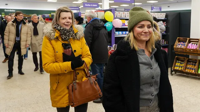 Beim Rundgang durch den Markt zeigte sich, wie sehr die Menschen auf den neuen Nahversorger gewartet haben. | Foto: Erik Stegner