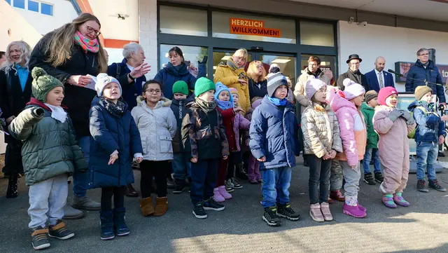 Kinder der Kita Atzelnest und des Sonnenkindergartens gestalteten die Eröffnung mit einem kleinen Auftritt und sorgten für einen herzlichen Start in den Tag. | Foto: Erik Stegner