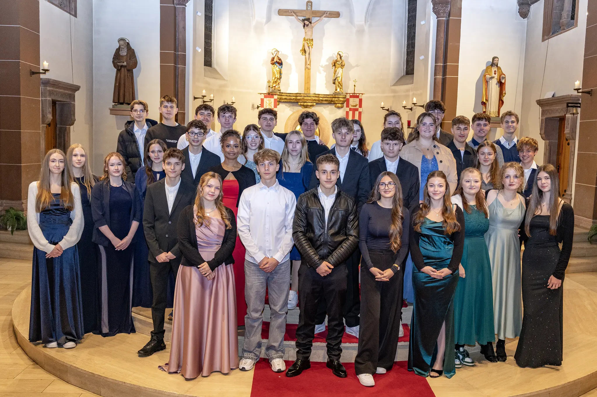 Generalvikar-Magin-spendet-das-Sakrament-34-jungen-Leuten