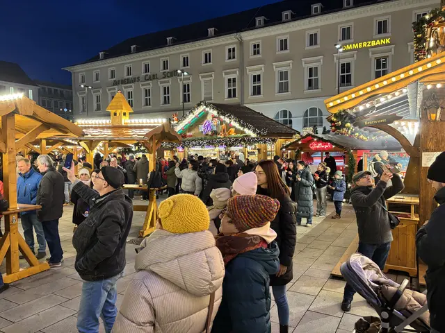 Die Blicke gleiten nach oben: Täglich um 17 Uhr und um 19.30 Uhr schwebt der Weihnachtsmann auf dem Rentierschlitten über den Marktplatz. | Foto: Thorsten Kornmann