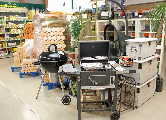 Grills, Anzünder und Brennmaterial: Der Landfuxx-Markt führt alles, was es zum Wintergrillen braucht | Foto: Monika Klein