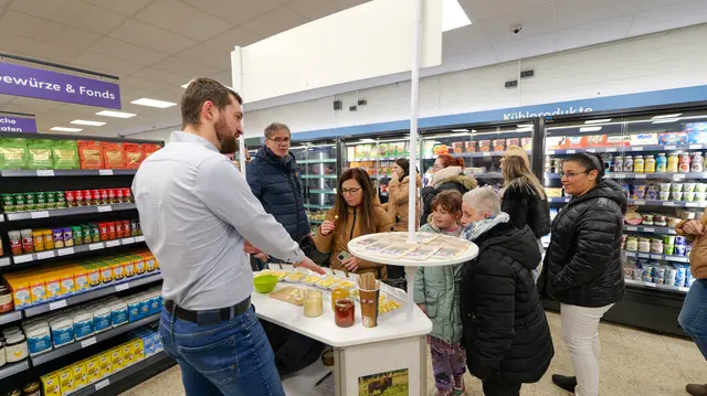 An einem Verkostungsstand konnten Besucher regionale Produkte ausprobieren – auch dieses Angebot fand großen Zuspruch. | Foto: Erik Stegner