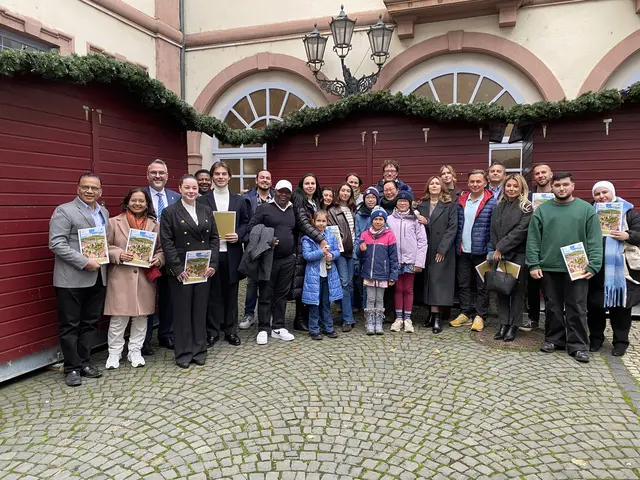 28 Neustadterinnen und Neustadter aus 14 Nationen haben von Oberbürgermeister Marc Weigel die Einbürgerungsurkunde erhalten. | Foto: Stadtverwaltung Neustadt