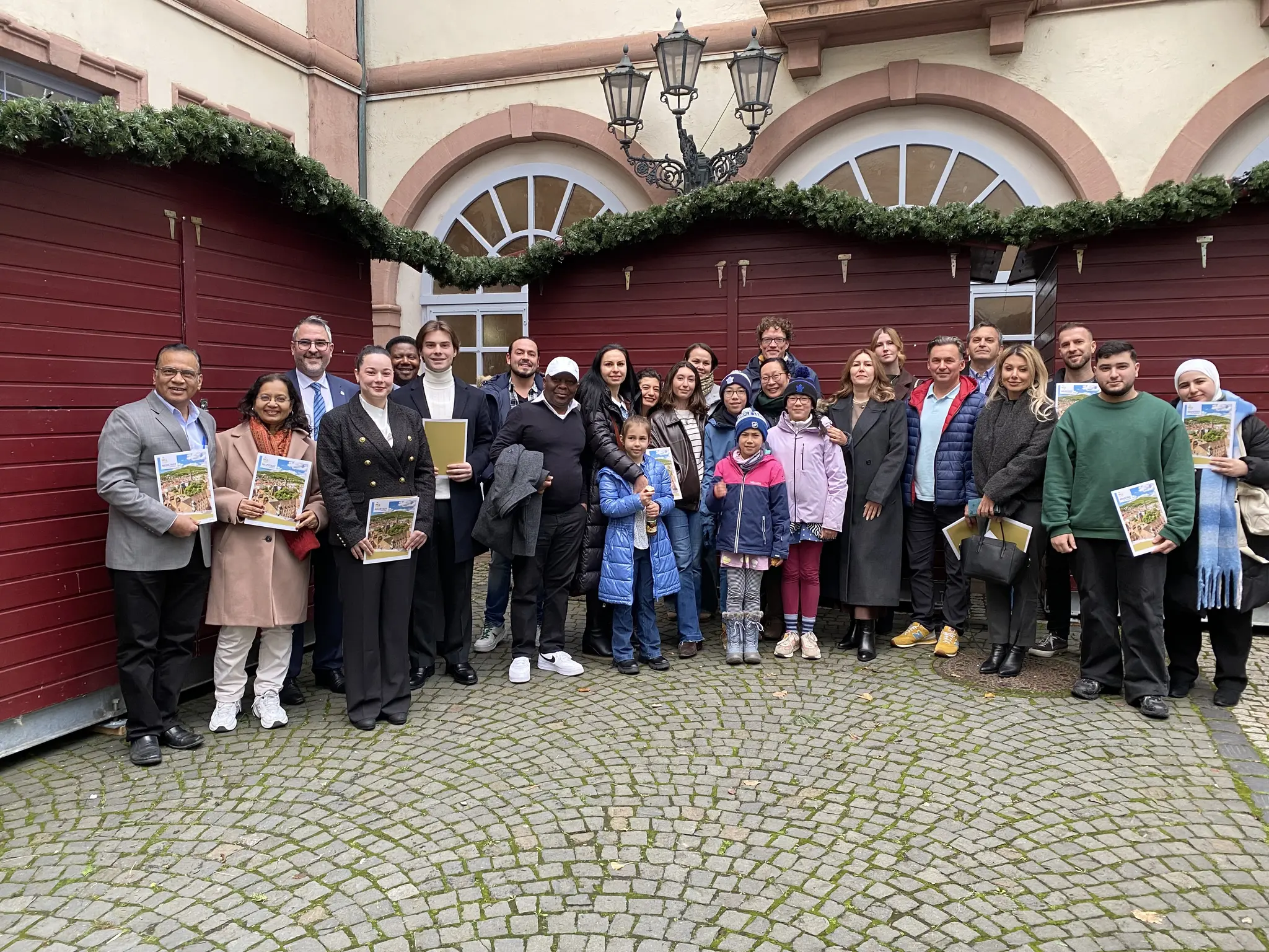 Oberb-rgermeister-Weigel-berreicht-28-Einb-rgerungsurkunden