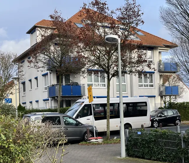 Bereits zwei Mal war der Bus auf der engen Ernst-Barlach-Allee in einen Unfall verwickelt  | Foto: Aljoscha Kertesz