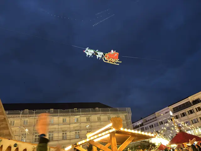 Welch ein Spektakel, wenn der Weihnachtsmann von hoch oben zu den kleinen und großen Leuten auf dem Marktplatz spricht. | Foto: Thorsten Kornmann