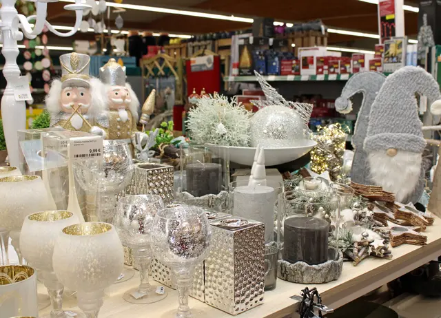 Kerzenleuchter, Figuren und Gläser in Silber und Gold sind Bestandteile der Weihnachtsdekoration in Weilerbach | Foto: Monika Klein