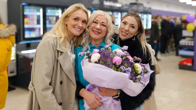 Blumen und herzliche Worte zum Start des neuen Marktes. | Foto: Erik Stegner
