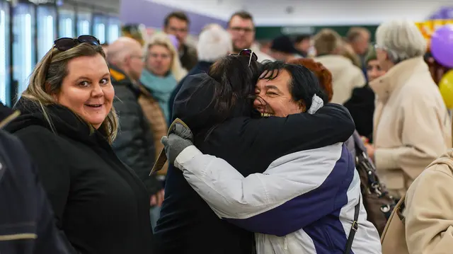 Der neue Markt bringt Menschen zusammen – bei der Eröffnung wurde deutlich, wie wichtig Begegnung und Gemeinschaft auf der Atzel sind. | Foto: Erik Stegner