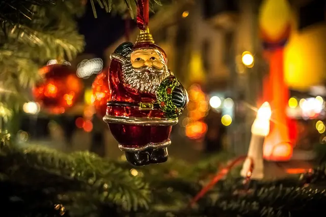 Vorweihnachtliche Stimmung im festlich geschmückten Hof der Vinothek und in der oberen Marktstraße | Foto: Paul Needham