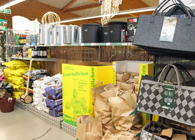 Für den Abend vorm Kamin sind Anzünder, Holz und weiteres Zubehör in dem Weilerbacher Fachmarkt erhältlich | Foto: Monika Klein