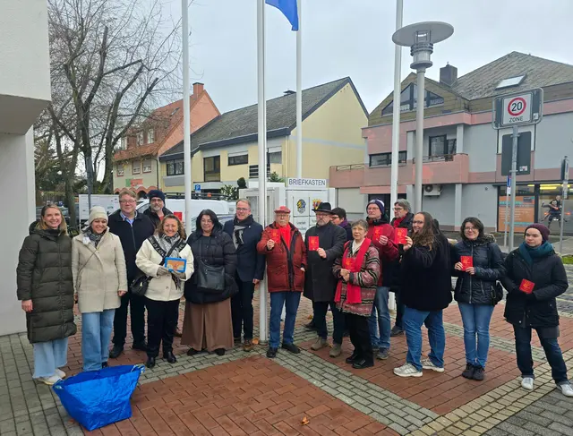 Bürger und Vertreter aus Politik und Beratung setzen vor dem Haßlocher Rathaus ein Zeichen gegen Gewalt an Frauen. | Foto: Gemeindeverwaltung Haßloch