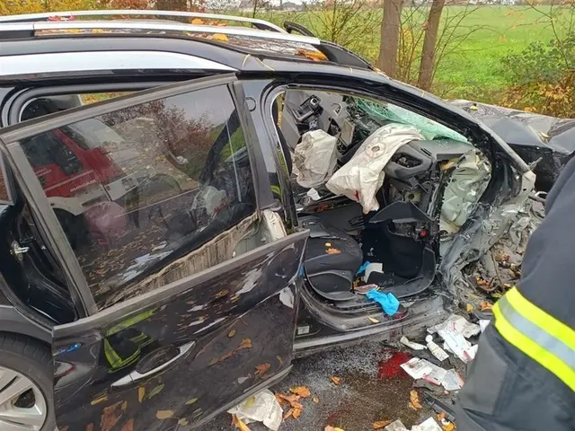 Zwei entgegenkommende Fahrzeuge – ein schwarzer Peugeot 2008 und ein grauer BMW – waren frontal zusammengestoßen | Foto: Polizeiinspektion Kusel