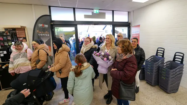 Nach der offiziellen Eröffnung füllten sich die Gänge des neuen Tante-Enso-Marktes zügig – viele nutzten die Gelegenheit, sofort einen ersten Blick in das Angebot zu werfen. | Foto: Erik Stegner