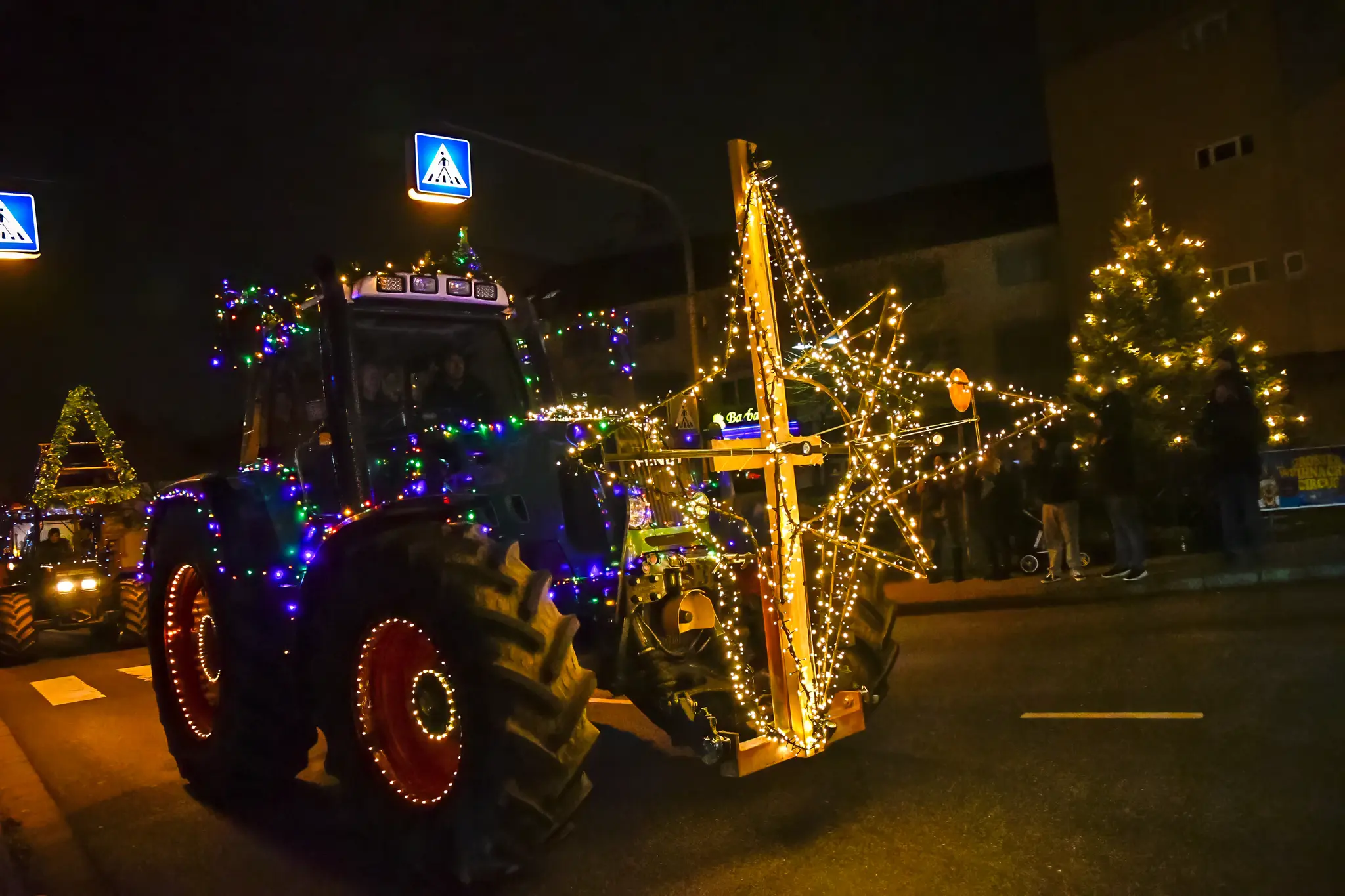 Lichterfahrt-Ramstein-Miesenbach-Im-Dezember-leuchten-die-Schlepper-wieder