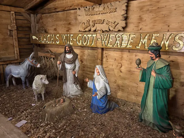 Neben der Kirche St. Stephan steht die Weihnachtskrippe. | Foto: Thorsten Kornmann