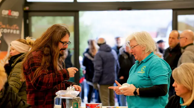 Der neue Tante-Enso-Markt soll mehr als ein Nahversorger sein – erste Begegnungen bei Kaffee und Gespräch zeigten bereits, wie wichtig der soziale Aspekt für die Atzel ist. | Foto: Erik Stegner