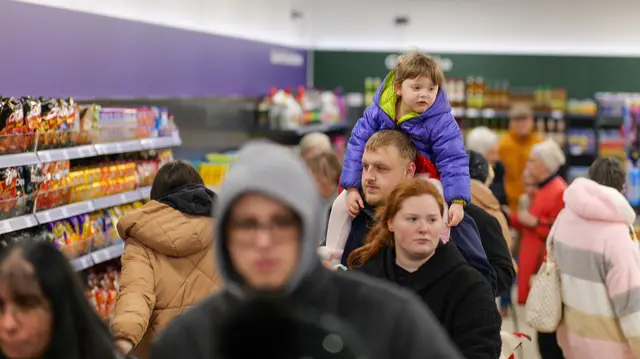 Groß und Klein nutzten den Eröffnungstag, um sich im neuen Markt umzusehen – der Auftakt machte deutlich, wie sehr sich die Menschen auf das lokale Angebot gefreut haben. | Foto: Erik Stegner