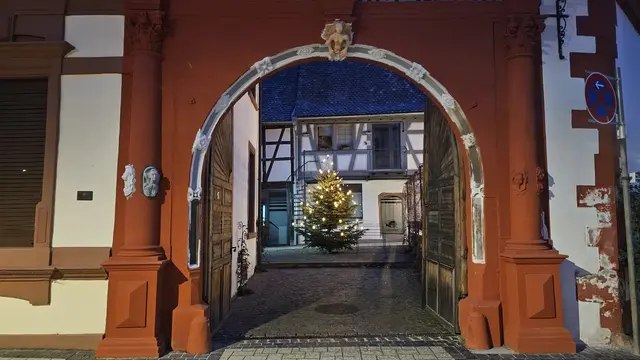 Blick aus der oberen Marktstraße in den weihnachtlich geschmückten Hof der Touristinformation Maikammer. | Foto: Eva Bender