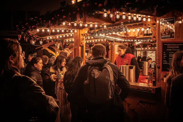 auf einen Glühwein nach Heidelberg. Der Besuch auf dem Weihnachtsmarkt 2025 ist ein Erlebnis für die Sinne | Foto: Paul Needham