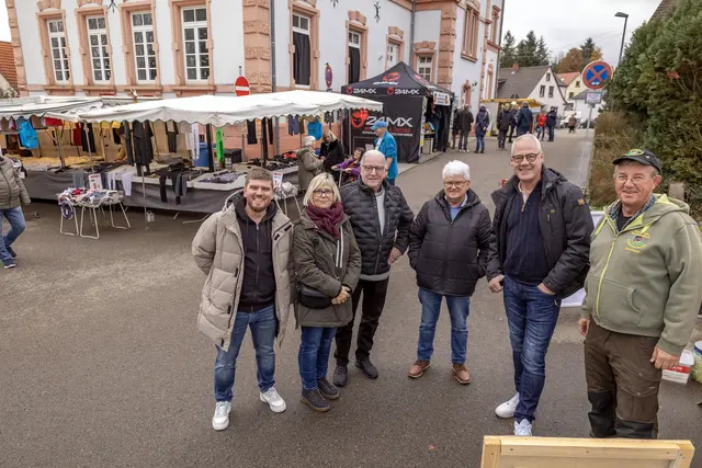 Stadtbürgermeister Ralf Hechler mit den Stadtbeigeordneten, Marktmeister Joshua Schirra (links) und dem Vorsitzenden der Reservisten Ralf Bierwagen (rechts). | Foto: Stefan Layes