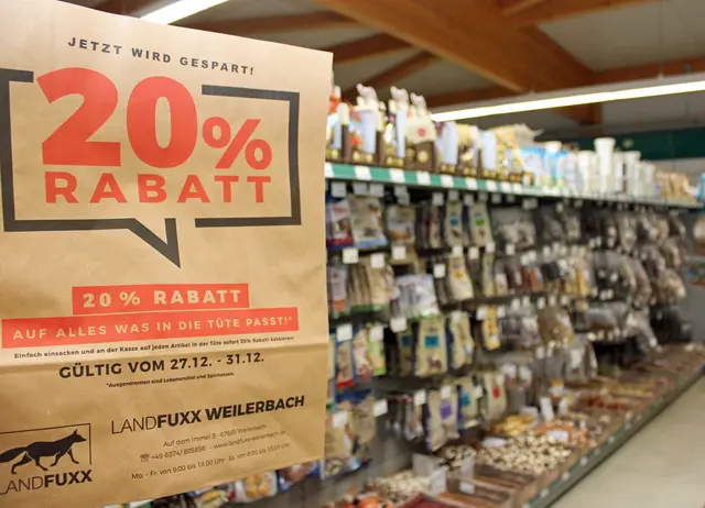 Die Sparaktion beginnt in diesem Jahr schon früher: Ab dem 6. Dezember 2025 gewährt der Landfuxx-Markt Weilerbach einen 20-prozentigen Rabatt. Nicht verwirren lassen: Auf der Tüte ist ein falsches Datum angegeben | Foto: Monika Klein