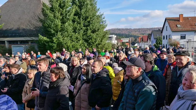 Schon vor der offiziellen Eröffnung versammelten sich zahlreiche Bewohner vor dem neuen Tante-Enso-Markt in der Breslauer Straße – die Nachfrage war groß. | Foto: Erik Stegner