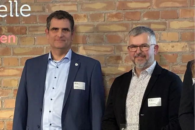 Haben den Preis in Berlin entgegengenommen: Pfarrer Frank Wolf (links, theologischer Gesamtleiter des Kita-Verbunds) und Alexander Woitsch (stellvertretender Leiter in der Kita "Regenbogenland"). | Foto: Prot. Kita-Verbund LU 