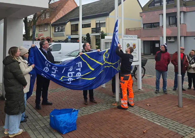 Zum Internationalen Tag zur Beseitigung der Gewalt gegen Frauen wurde vor dem Haßlocher Rathaus die Fahne „Frei leben – ohne Gewalt“ gehisst. | Foto: Gemeindeverwaltung Haßloch