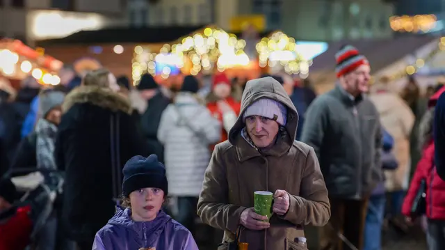 Besucher genießen trotz kühler Witterung ein warmes Getränk auf dem Landstuhler Weihnachtsmarkt an der Stadthalle. | Foto: Erik Stegner